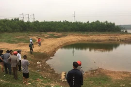 Trượt chân rơi xuống hồ, 2 học sinh tử vong