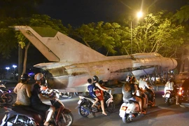 Trắng đêm di dời máy bay, xe tăng ra khỏi kinh thành Huế