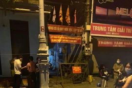 Dựng hàng rào, phun thuốc sát khuẩn một con hẻm ở Huế