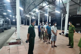 Đường bộ bị chốt chặn, 6 người men theo bờ biển ra Huế
