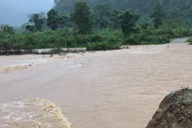 Quảng Trị: 2 người đàn ông bị nước lũ cuốn trôi