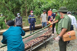 Đưa thi thể 1 công nhân thủy điện Rào Trăng 3 ra ngoài