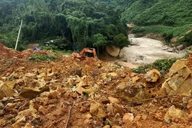 Quảng Trị: Sạt lở đất vùi lấp ngôi nhà có 6 người