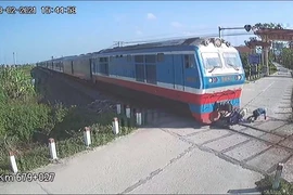 Ngã vào đường ray, người đàn ông thoát chết hy hữu