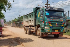 Dân chặn xe chở đất thi công cao tốc Cam Lộ - La Sơn