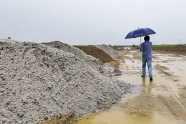 Xử lý hàng trăm m3 cát lẫn vỏ sò biển tại dự án làm đường
