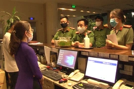 Huế: Phạt nhiều người không đeo khẩu trang 