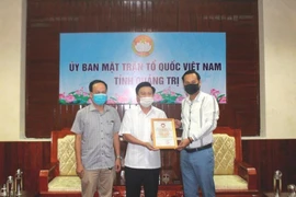 Danh hài Hoài Linh trao 3,4 tỉ đồng cho miền Trung 