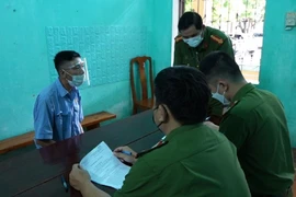  40 công an vây bắt người chém vợ rồi trốn vào rừng