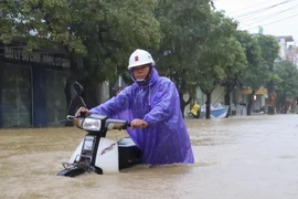 Nước lên nhanh, Quảng Bình, Quảng Trị nhiều nơi ngập sâu trong đêm