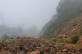 Mưa lớn kéo dài, đường lên đỉnh Bạch Mã bị chia cắt