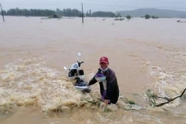 2 thanh niên cứu phụ nữ bị nước lũ cuốn trôi
