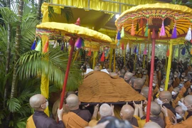 Hàng ngàn người dân dự lễ Nhập kim quan Thiền sư Thích Nhất Hạnh