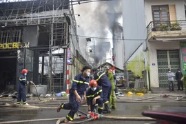 Cháy lớn tại nhà hàng ở Huế bùng sang nhà dân