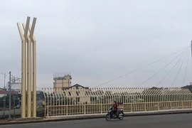Yêu cầu tháo dỡ phần trang trí trên cầu Đại An, TP Đông Hà