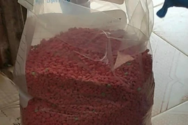 1 bao đen chứa 72.000 viên ma túy tổng hợp bỏ bên đường