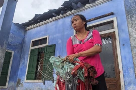 Người dân đi tìm mái tôn do bão 'dỡ' đi