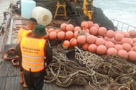 Tiếp cận tàu vỏ sắt trôi trên vùng biển Quảng Trị
