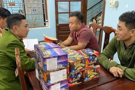 CSGT phát hiện 12 hộp pháo lậu trên xe tải
