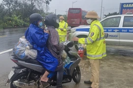 Thừa Thiên - Huế: CSGT đội mưa tiếp sức người dân trở lại các tỉnh thành sau Tết