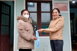 Nhặt được tiền và vàng, người phụ nữ tìm người đánh rơi trả lại