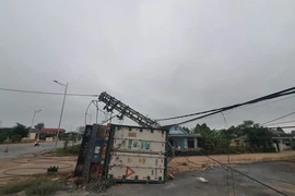 Xe container lật ở lối vào cao tốc Cam Lộ - La Sơn làm 2.000 hộ dân mất điện