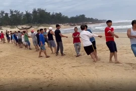 Miền Trung: Sau nắng gay gắt, giông lốc làm chìm tàu, ngã lúa 