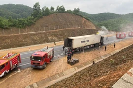 Xe đầu kéo bốc cháy dữ dội trên cao tốc