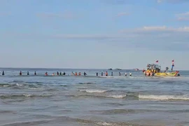 Hàng chục người dân, BĐBP ứng cứu tàu cá hư hỏng trên biển