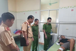 Tạm giữ người chạy xe máy tốc độ cao tông thẳng vào CSGT 