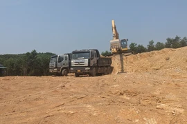 Doanh nghiệp ngang nhiên khai thác đất trái quy định.