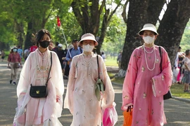 Du khách đội nắng 42 độ C tham quan di tích Huế