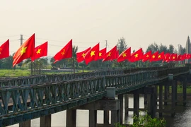 Trang nghiêm lễ thượng cờ tại Đôi bờ Hiền Lương - Bến Hải