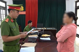Con chưa có bằng lái, mẹ bị khởi tố