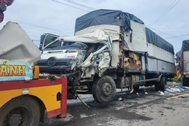 Xe tải tông trực diện vào ô tô đang dừng, 3 người bị thương