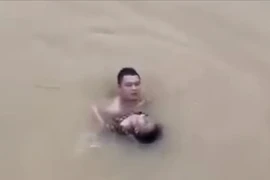 Nam thanh niên lao xuống sông cứu cháu bé bị đuối nước 