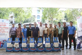 Chùm ảnh: Chương trình 'Cùng ngư dân thắp sáng đèn trên biển' đến với Quảng Ngãi