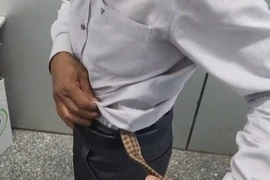 Buộc 9 miếng vàng trị giá hơn 2 tỉ quanh thắt lưng mang vào Việt Nam