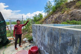 Khu tái định cư thiếu nước sạch, người dân phải dùng giếng khoan ở nghĩa trang