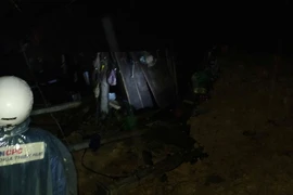 Sạt lở đất vùi lấp nhà làm 2 người bị thương