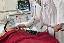 Nam thanh niên nhập viện vì nuốt xương heo khi ăn cháo