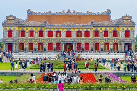 Chùm ảnh: Du khách tham quan Đại nội Huế trong dịp đầu năm Ất Tỵ 