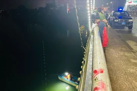 Tìm kiếm nam thanh niên bỏ dép, áo khoác trên cầu Đông Hà