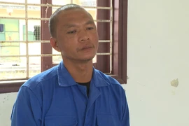 Clip: Tạm giữ hình sự người đàn ông đập phá ngai vàng ở Điện Thái Hòa