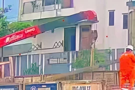 Dây cáp bị đứt khi bốc dỡ cột điện, một công nhân điện lực tử vong