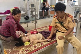 CSGT Huế kịp thời đưa cháu bé bị sốt cao, co giật đi cấp cứu