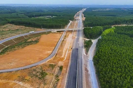 Cận cảnh cao tốc Vạn Ninh - Cam Lộ trước ngày thông xe kỹ thuật