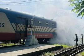 Đầu máy tàu hoả SE4 bốc khói nghi ngút vì sự cố kỹ thuật ở Huế