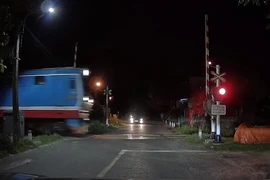 Người đi đường hú vía khi barie tự động mở toang lúc tàu hỏa lao tới