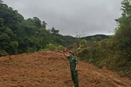 Đường Hồ Chí Minh nhánh Tây ách tắc do sạt lở tại đèo Sa Mù
